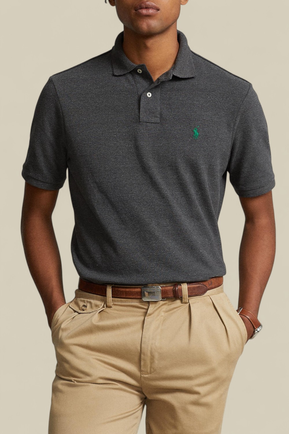 תמונת דוגמן קידמית של חולצת פולו סלים פיט