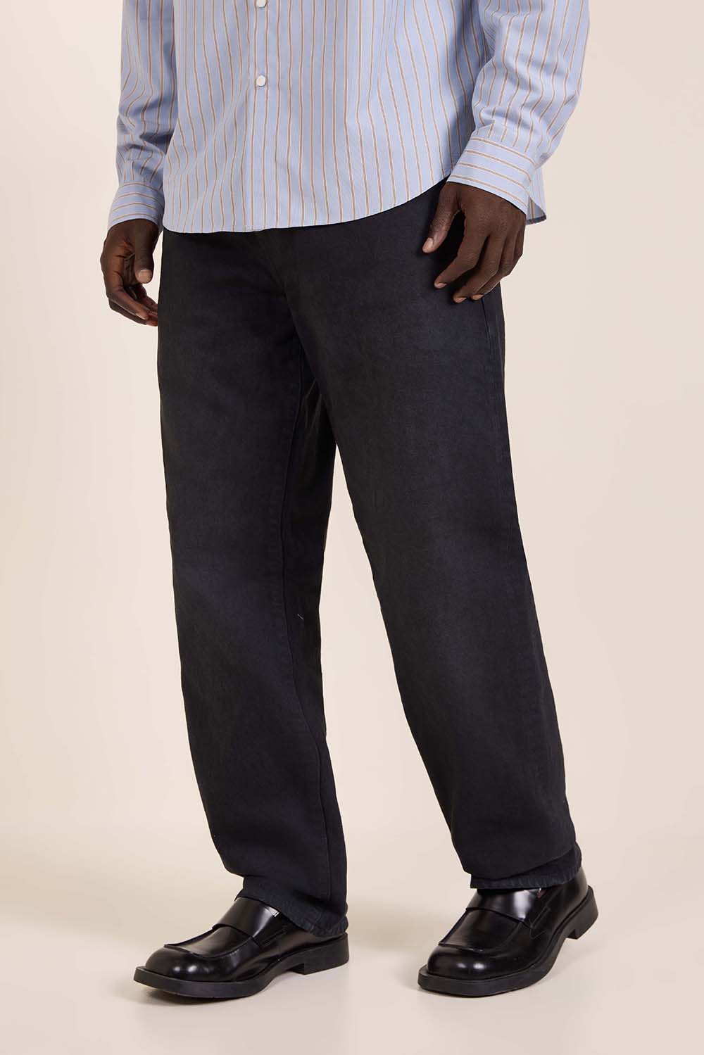 תמונת דוגמן קידמית של מכנסי ג'ינס בגזרה ישרה