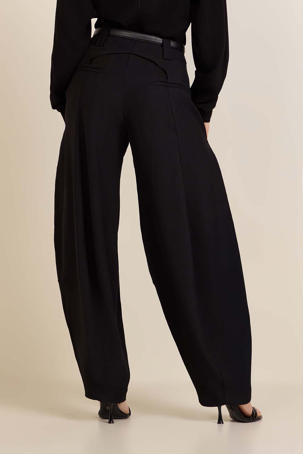 תמונת דוגמן אחורית של מכנסי בלון אוברסייז