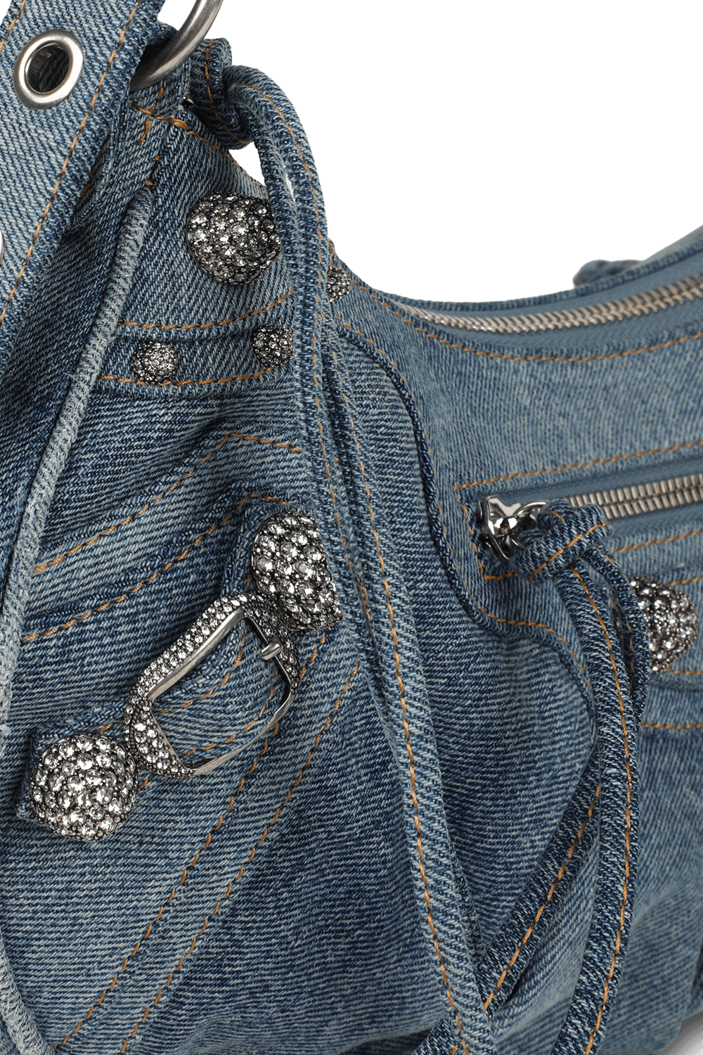 תמונת תקריב של תיק כתף בעיצוב דנים עם פרנזים