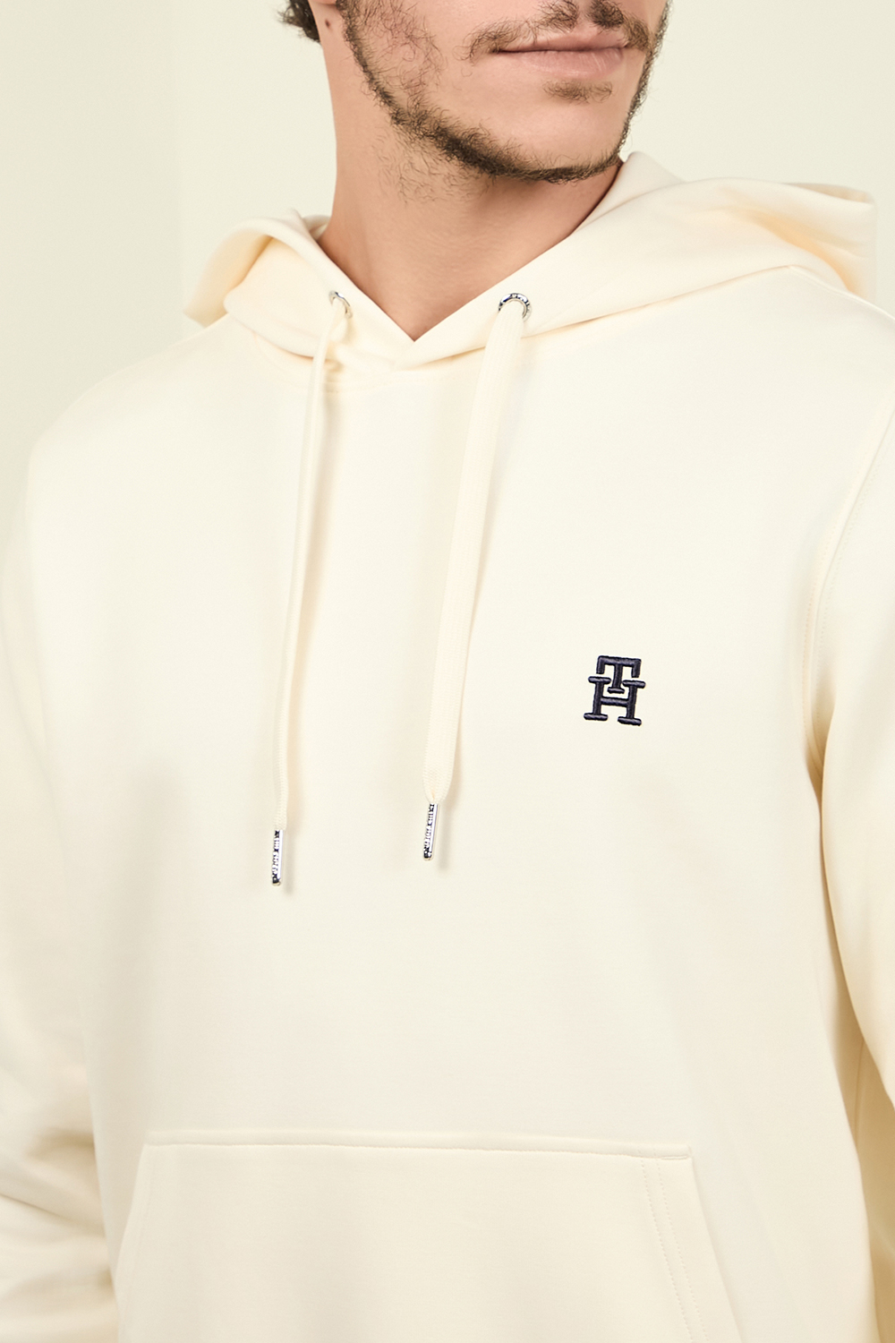 תמונת תקריב דוגמן של סווטשירט קפוצ'ון