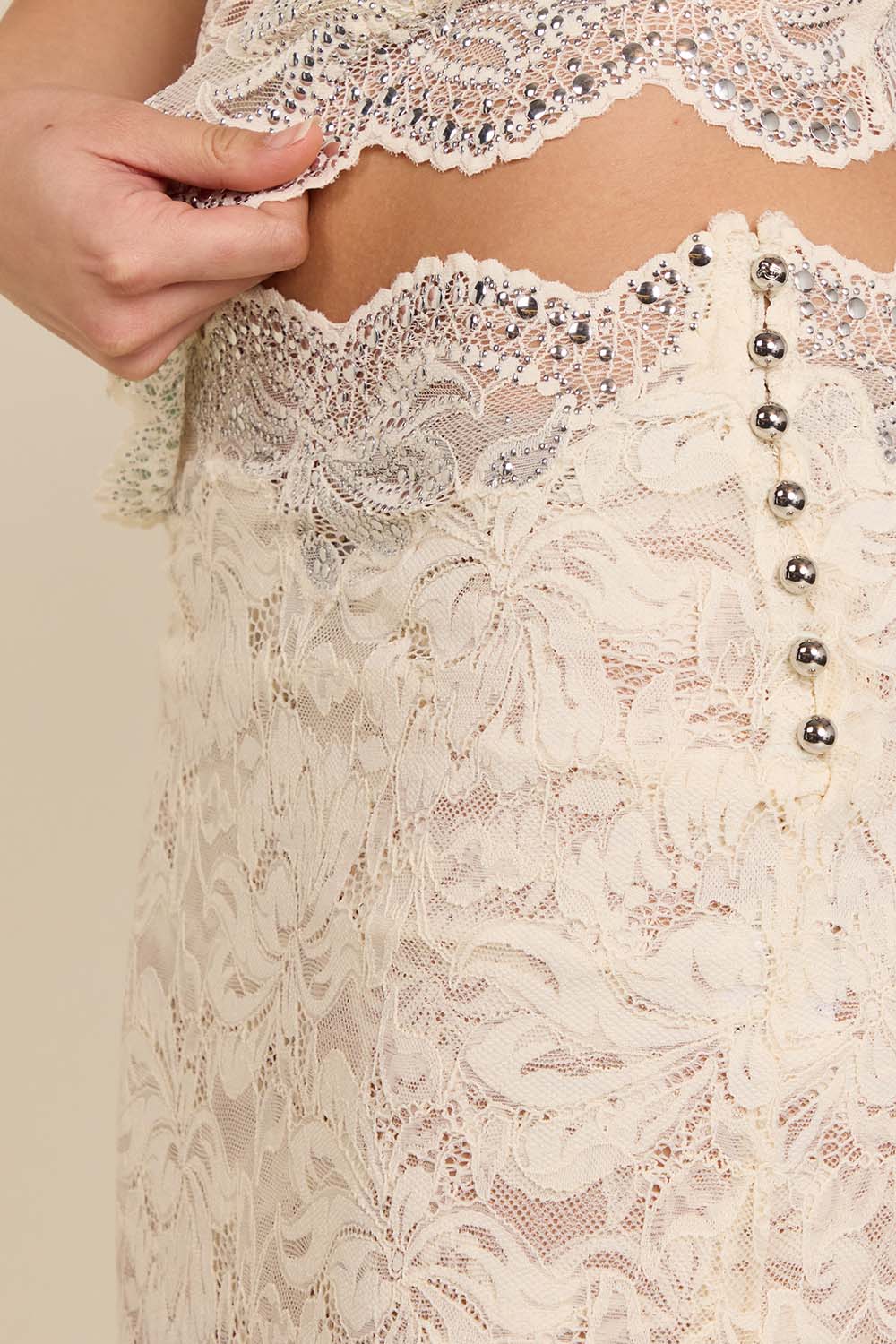 תמונת תקריב דוגמן של חצאית תחרה עם ניטים