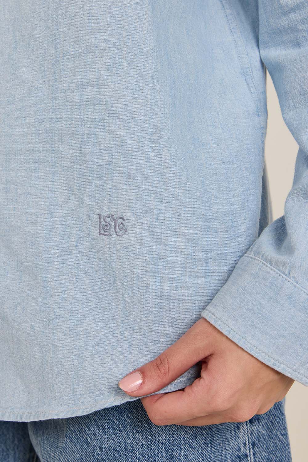 תמונת תקריב דוגמן של חולצת כפתורים קלאב