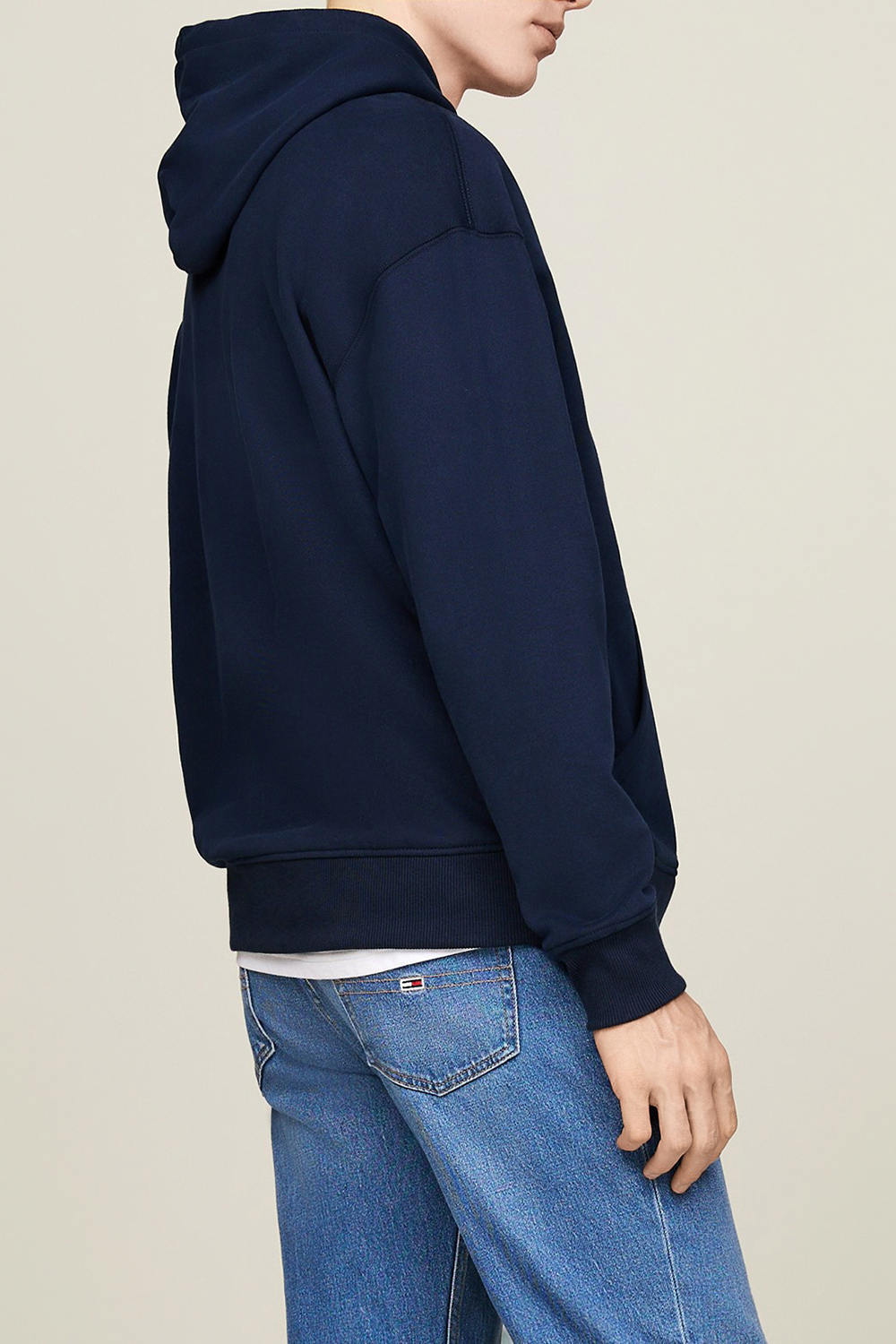 תמונת דוגמן אחורית של סווטשירט קפוצ'ון