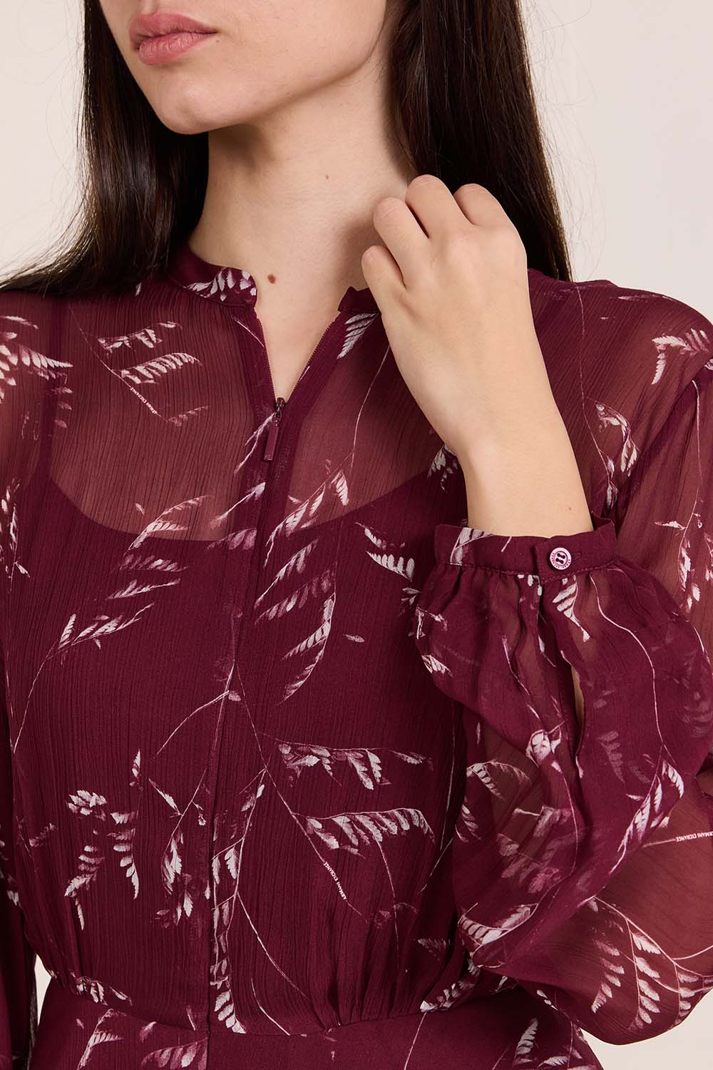 תמונת תקריב דוגמן של שמלת מיני