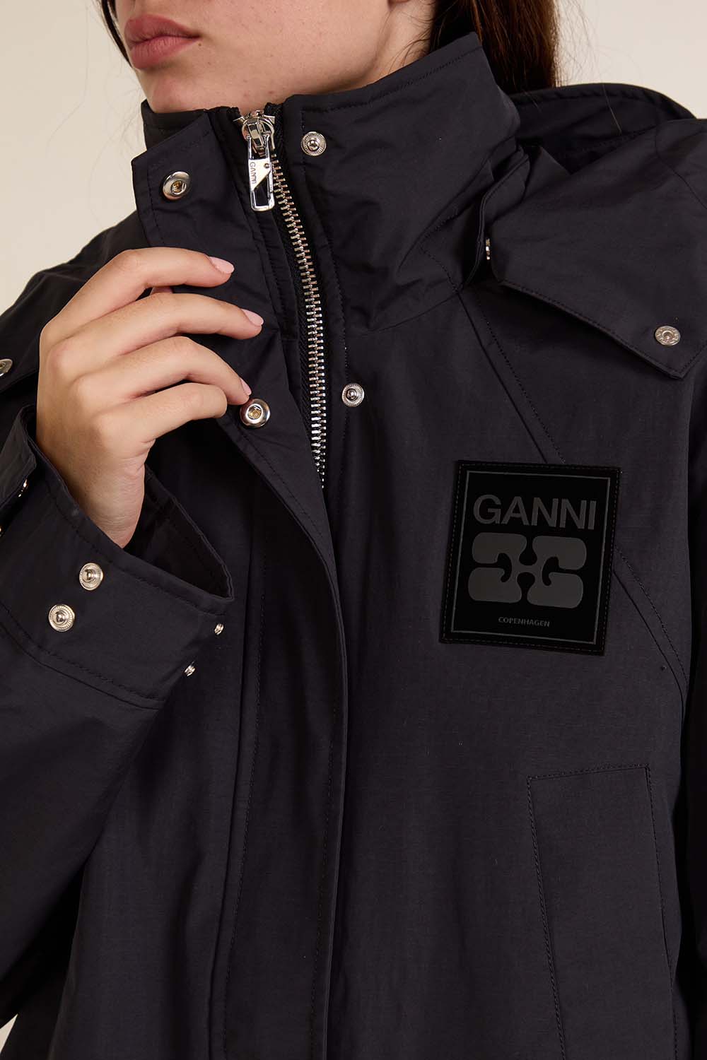 תמונת תקריב דוגמן של מעיל פרקה אוברסייז