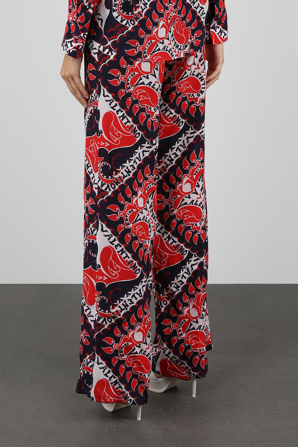 תמונת דוגמן אחורית של מכנסי משי אדומים עם הדפס