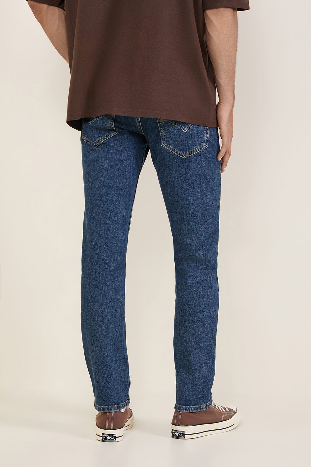 תמונת דוגמן אחורית של מכנסי ג'ינס טאפר 502 בגזרה ישרה