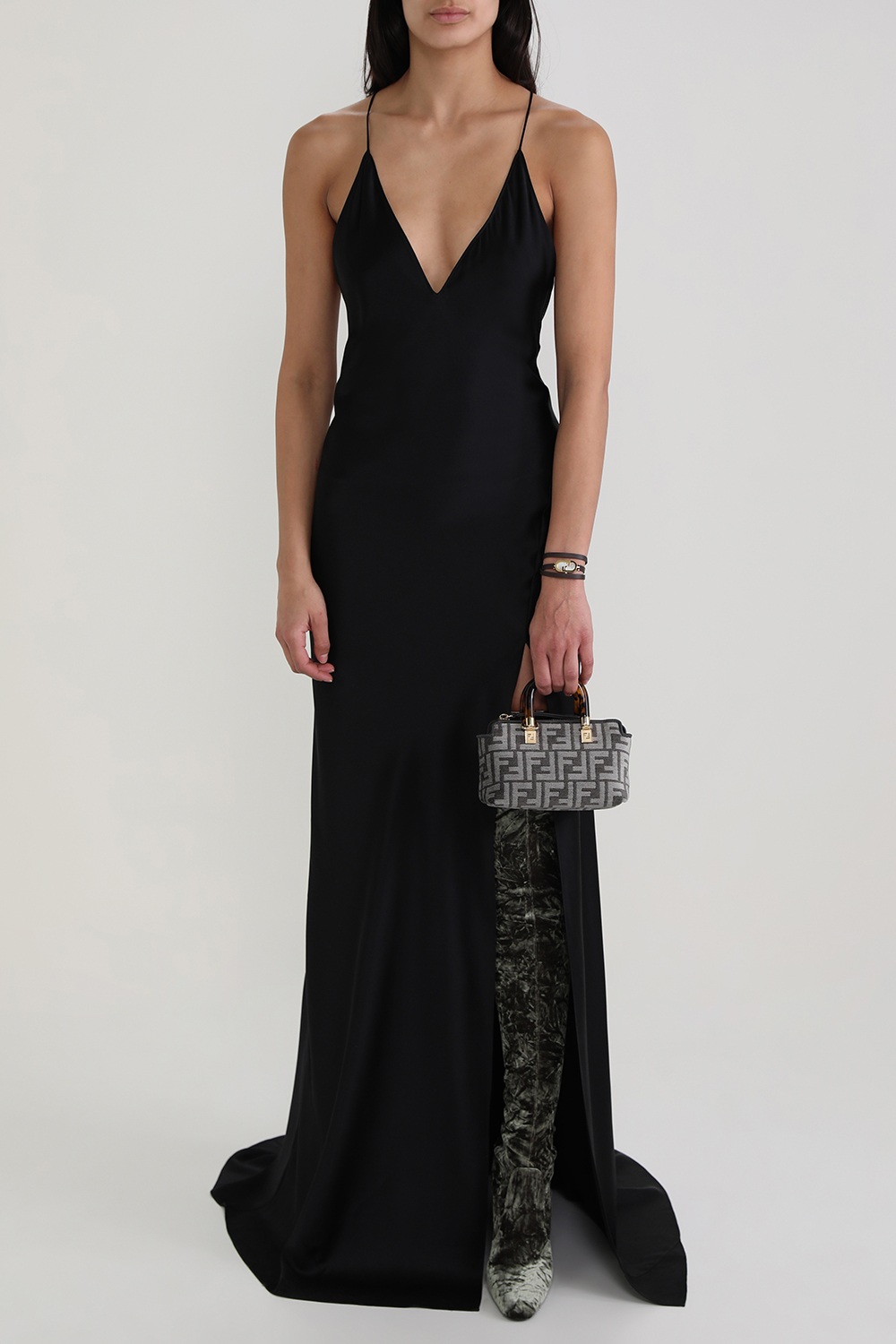 תמונת דוגמן קידמית של שעון זהב אנכי עם רצועת עור