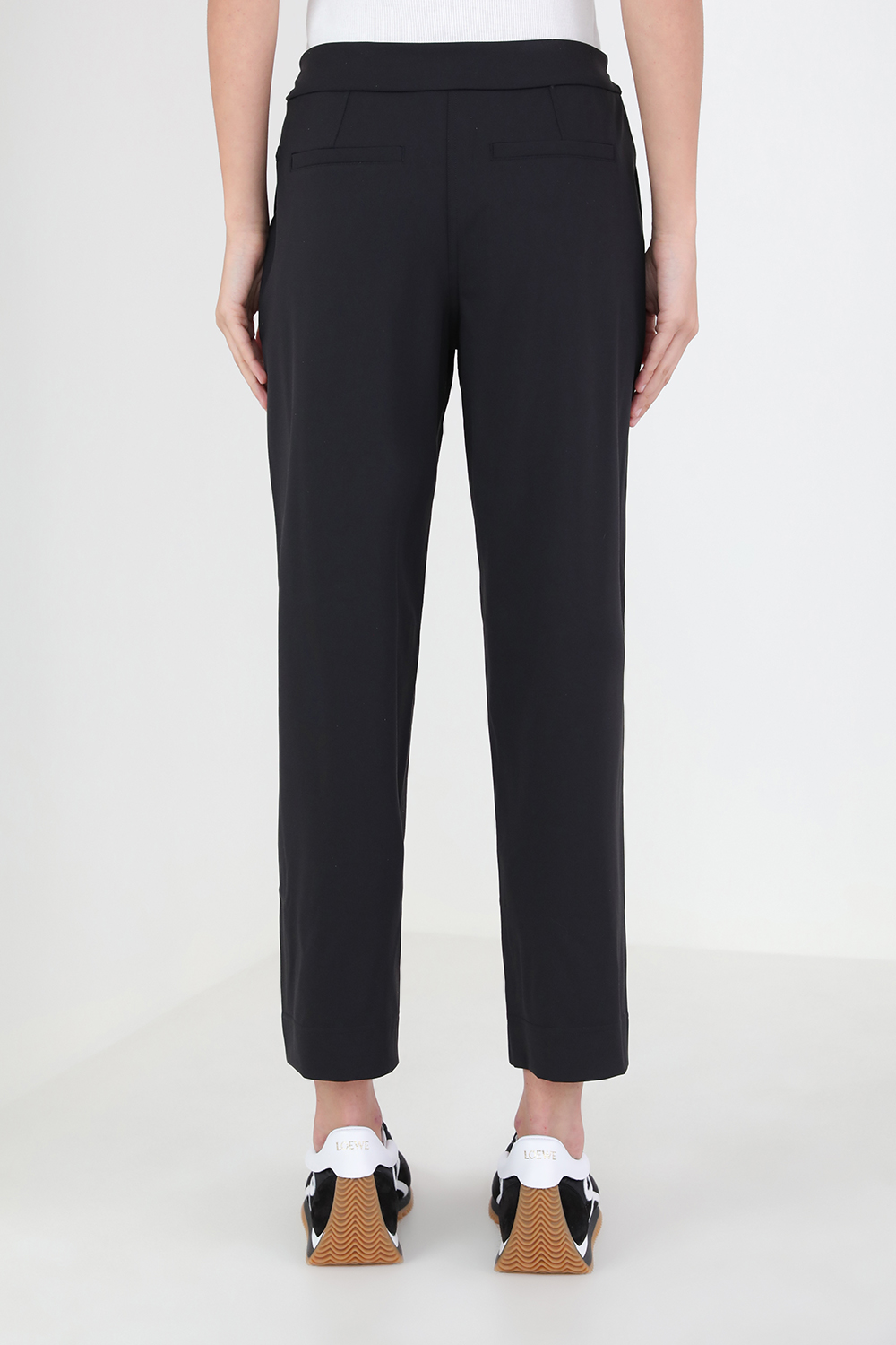 תמונת דוגמן אחורית של Tapered-Leg Mid-Rise Pant 7/8 Length Luxtreme