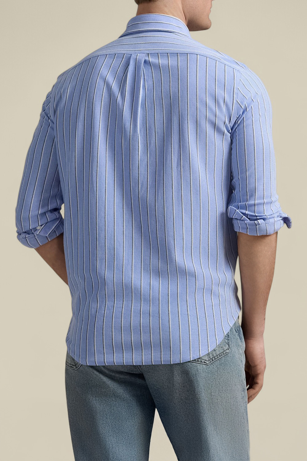 תמונת דוגמן אחורית של חולצת כפתורים