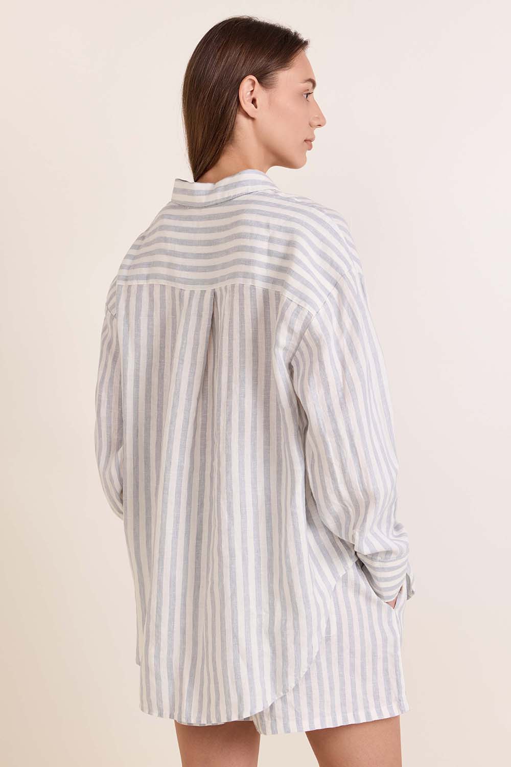 תמונת דוגמן אחורית של חולצת כפתורים אוברסייז