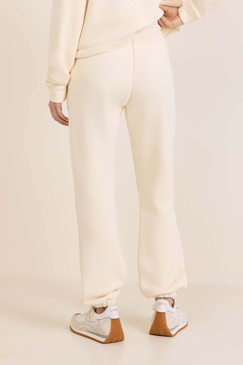 תמונת דוגמן אחורית של מכנסי ג'וג