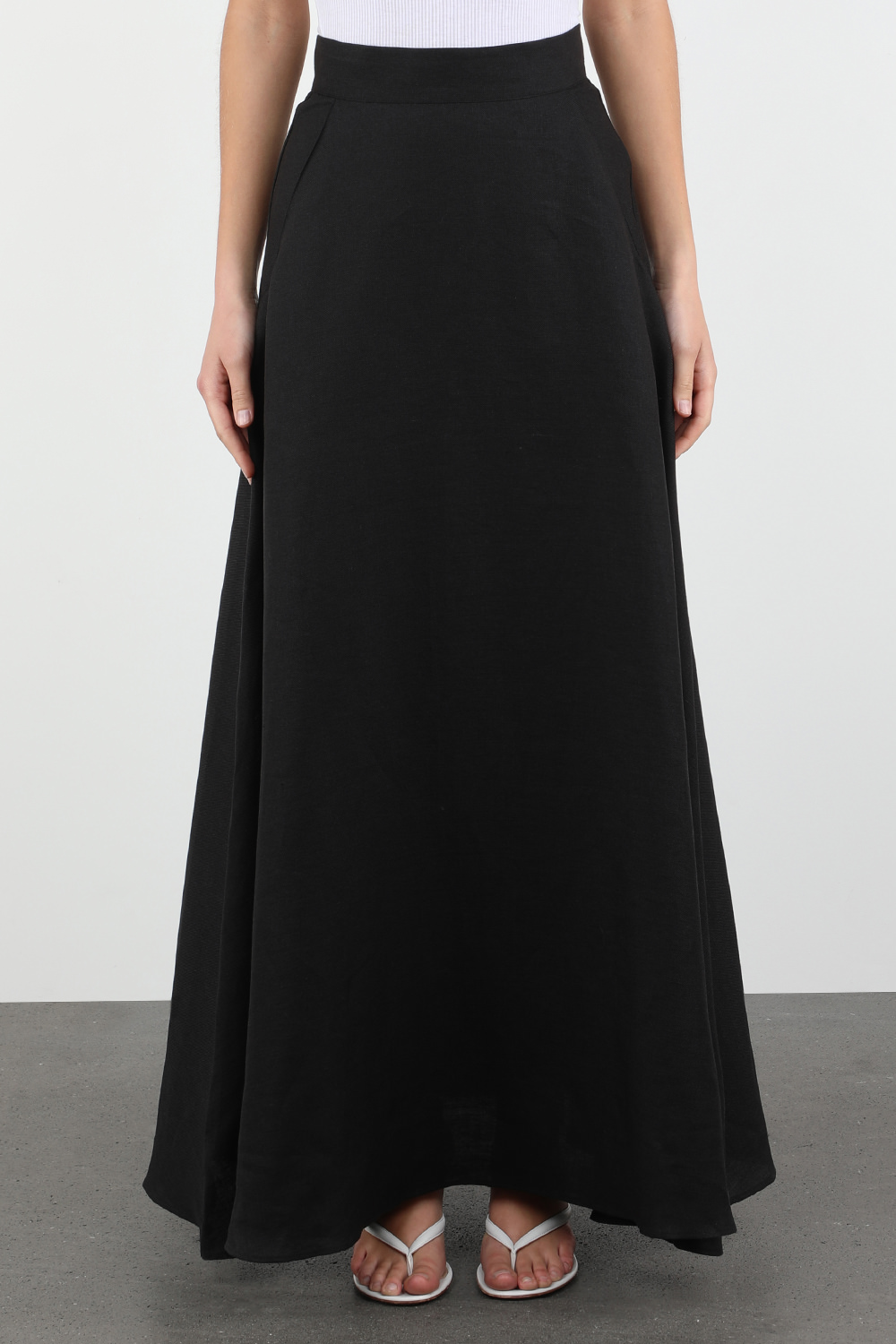 תמונת דוגמן קידמית של חצאית מקסי גרנדה בגוון שחור