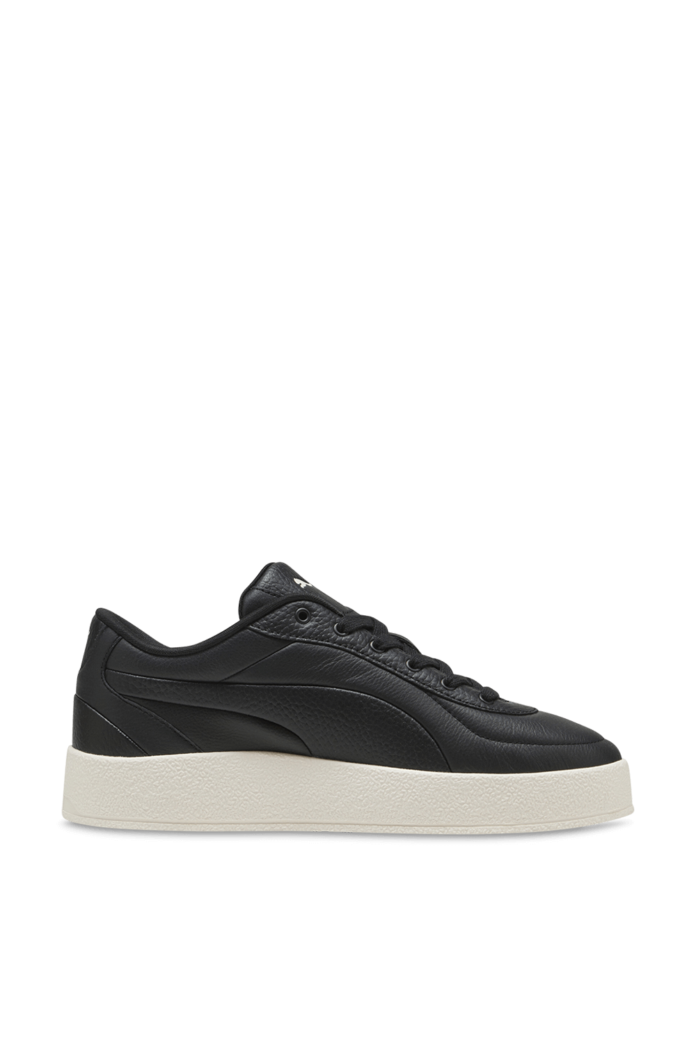 תמונה קידמית של נעלי סניקרס