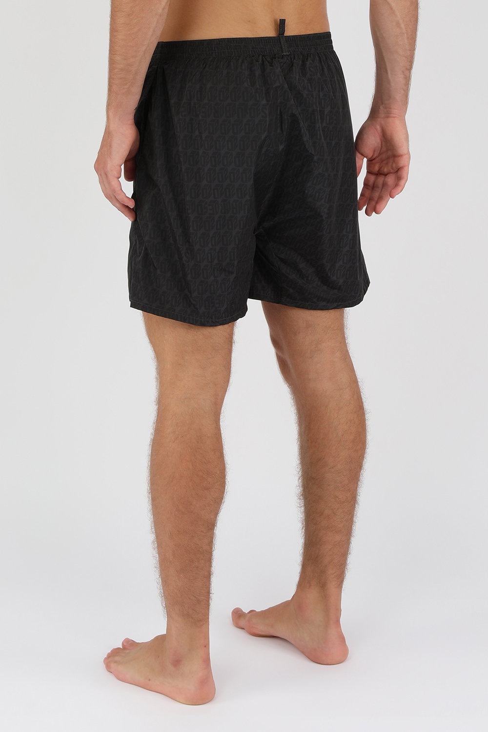 תמונת דוגמן אחורית של בגד ים שחור עם פרינט מונוגרמי