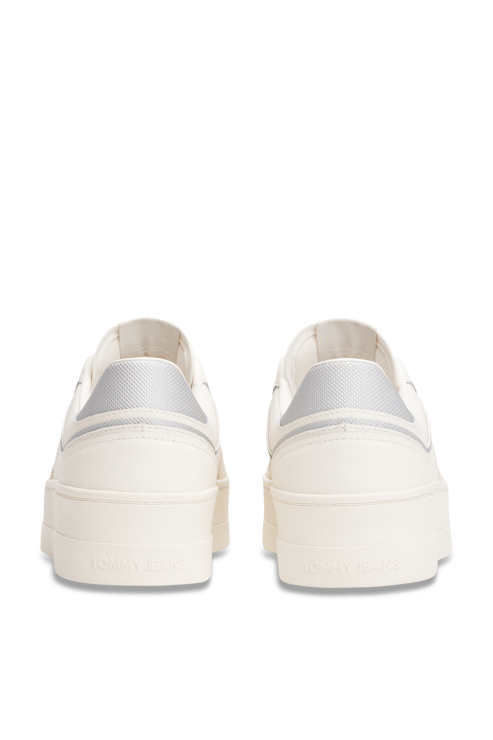 תמונת פנים של נעלי סניקרס