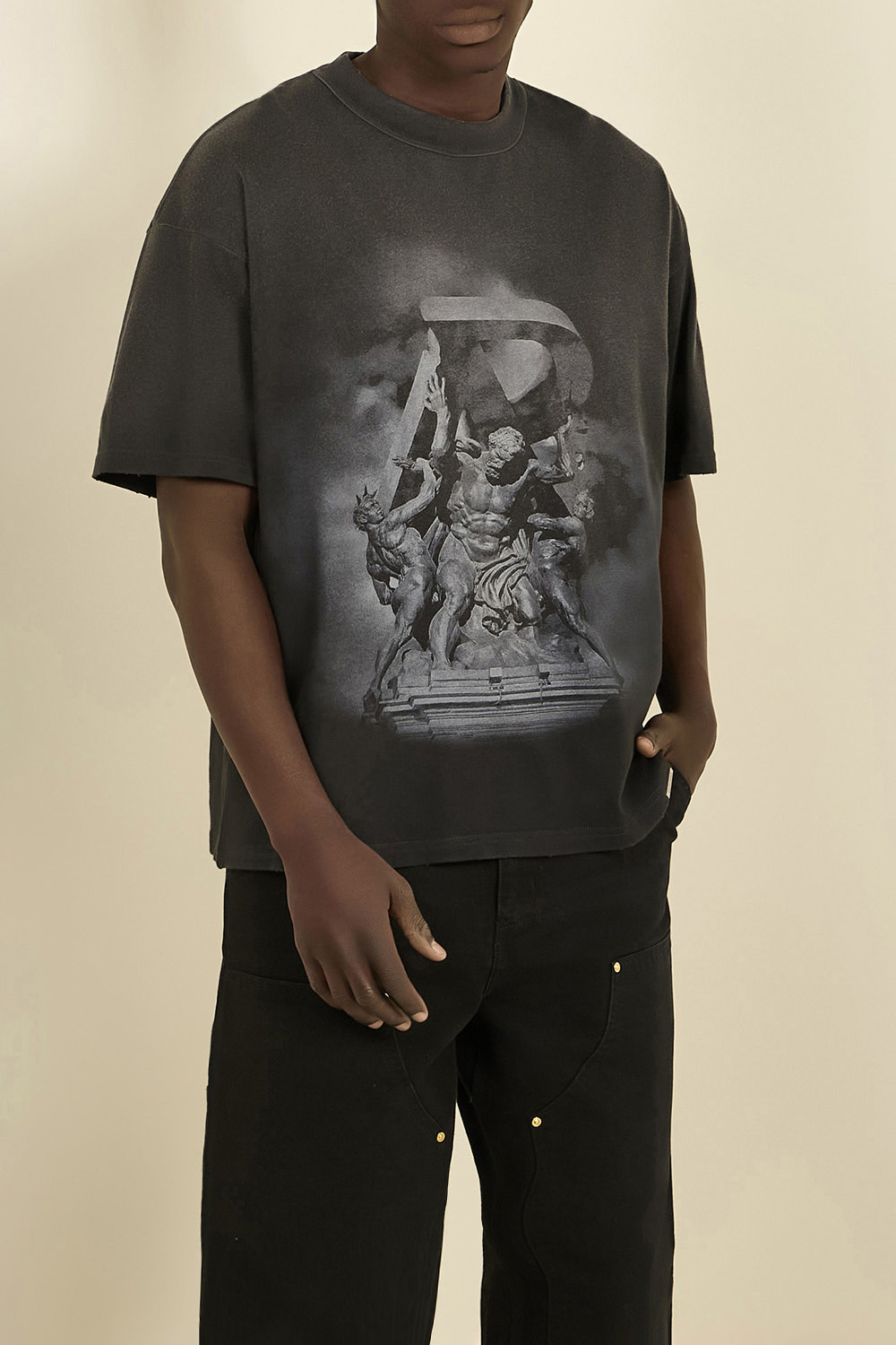 תמונת דוגמן קידמית של חולצת טי אטלס