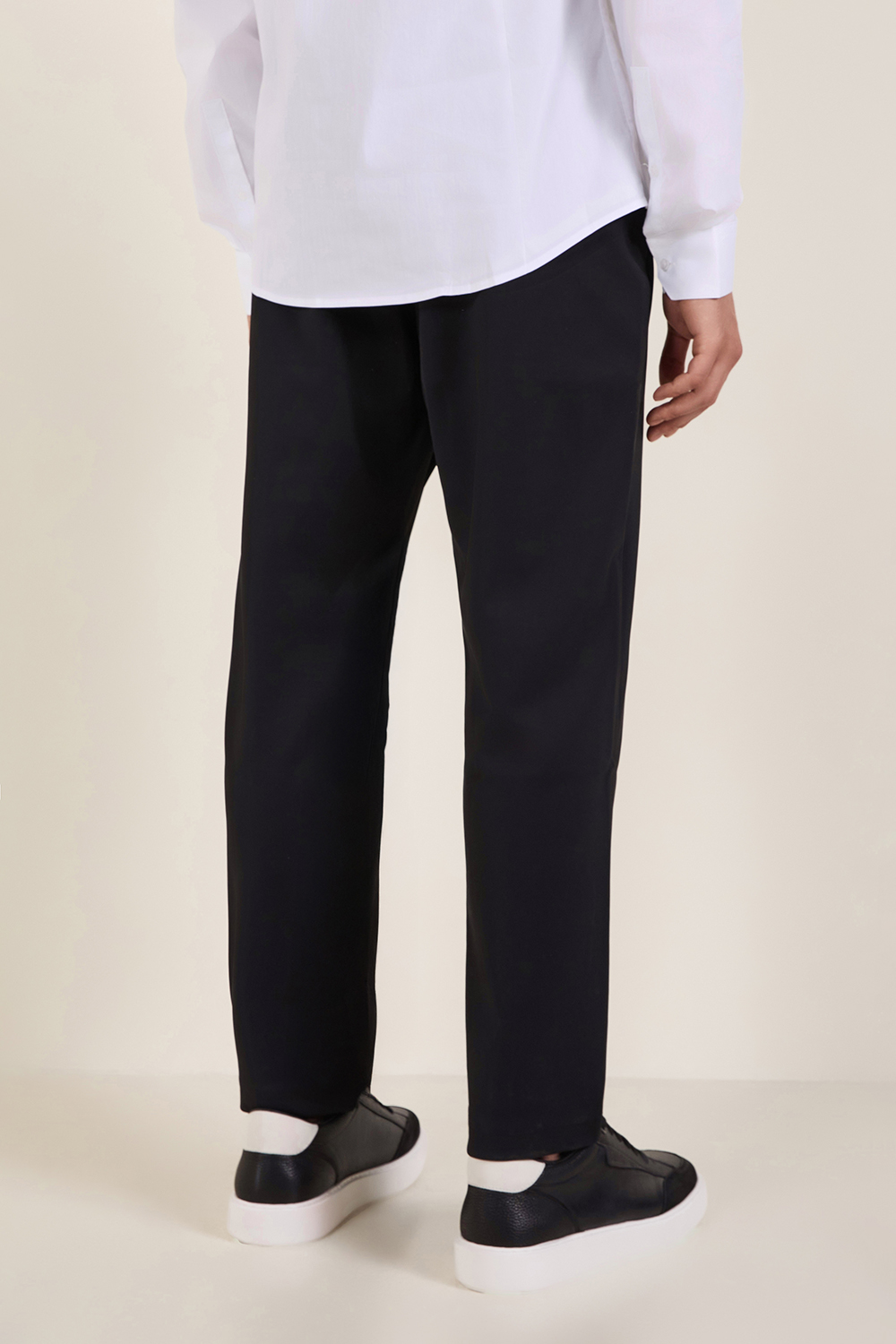 תמונת דוגמן אחורית של מכנסיים ארוכים