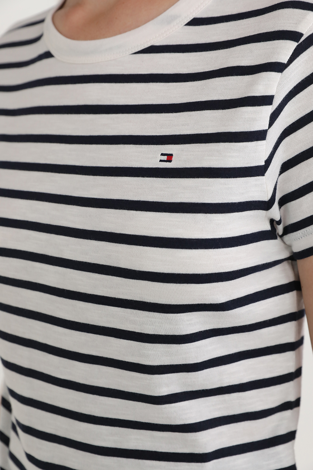 תמונת תקריב דוגמן של חולצת טי סלים סלאב