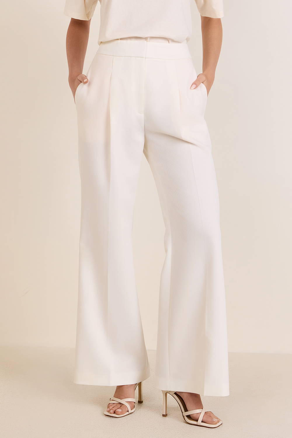 תמונת דוגמן קידמית של מכנסיים ארוכים