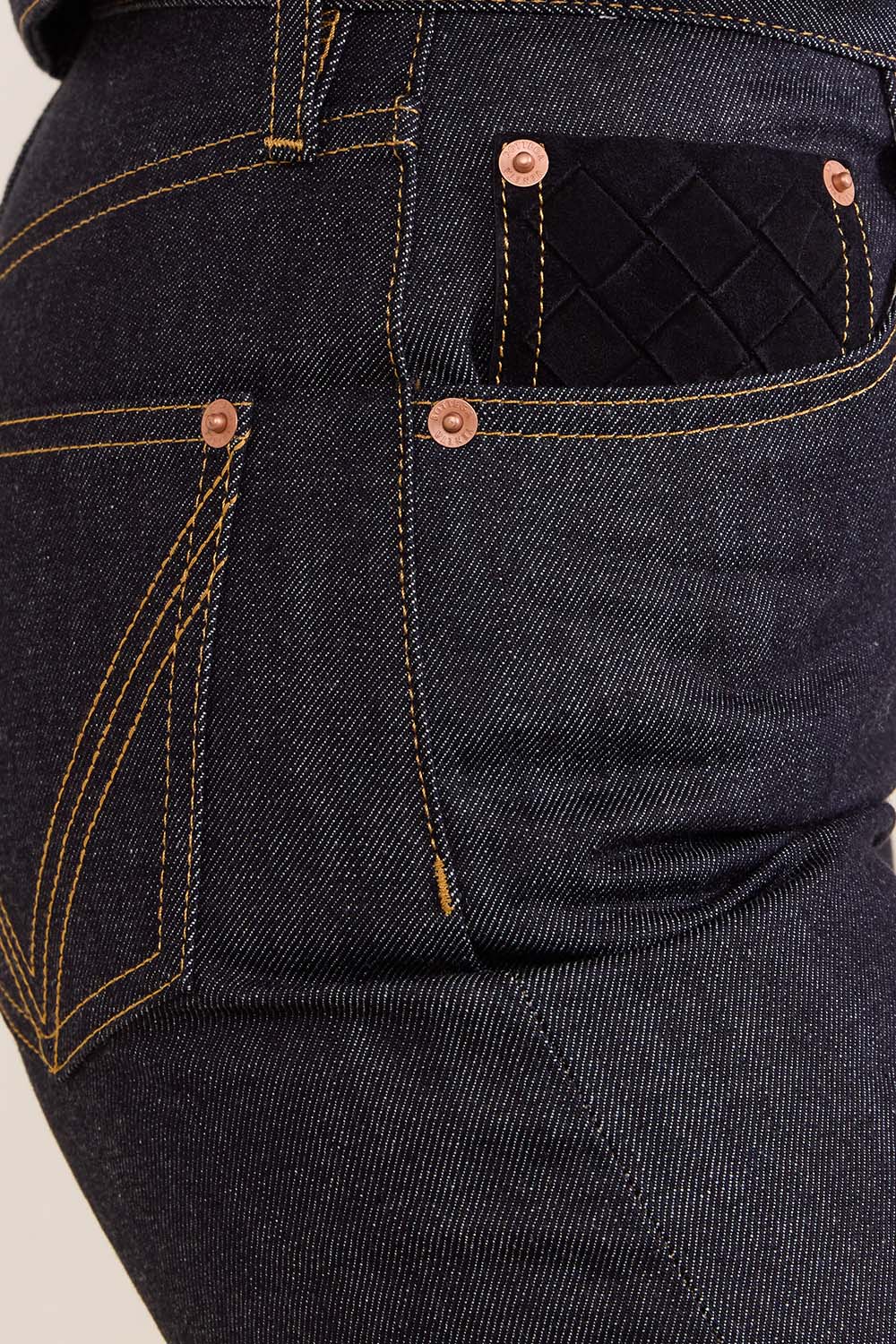 תמונת תקריב דוגמן של מכנסי ג'ינס בגזרה ישרה