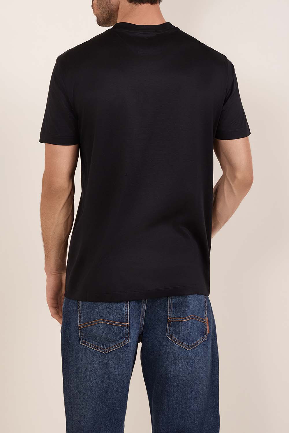 תמונת דוגמן אחורית של חולצת טי