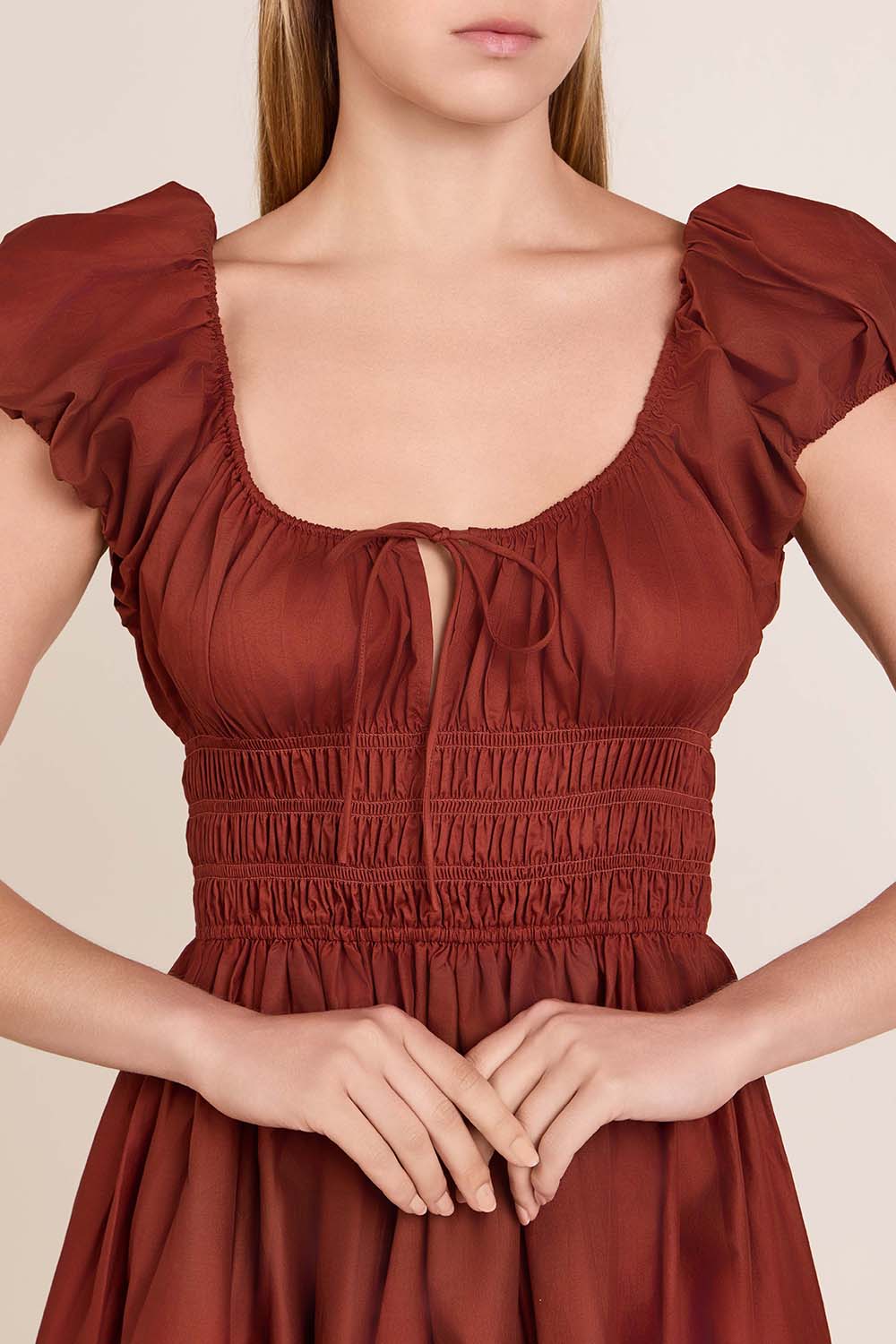 תמונת תקריב דוגמן של שמלת מידי קווין