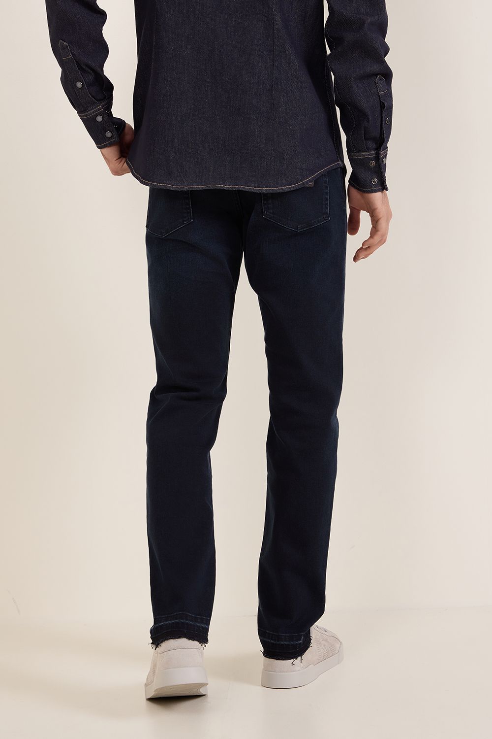 תמונת דוגמן אחורית של מכנסי ג'ינס סלים