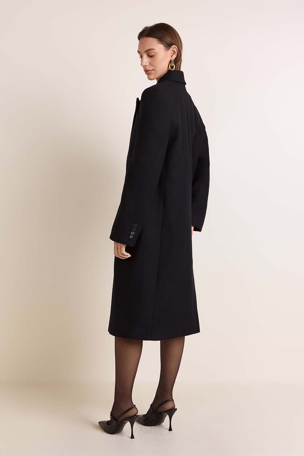 תמונת דוגמן אחורית של מעיל צמר