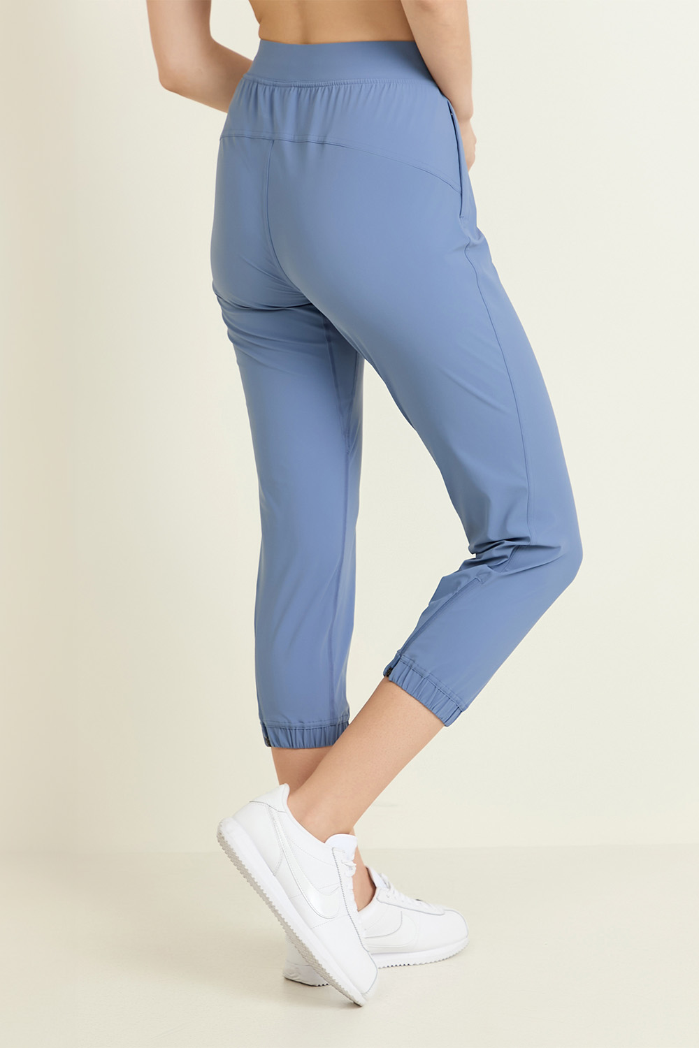 תמונת דוגמן אחורית של Adapted State High-Rise Cropped Jogger