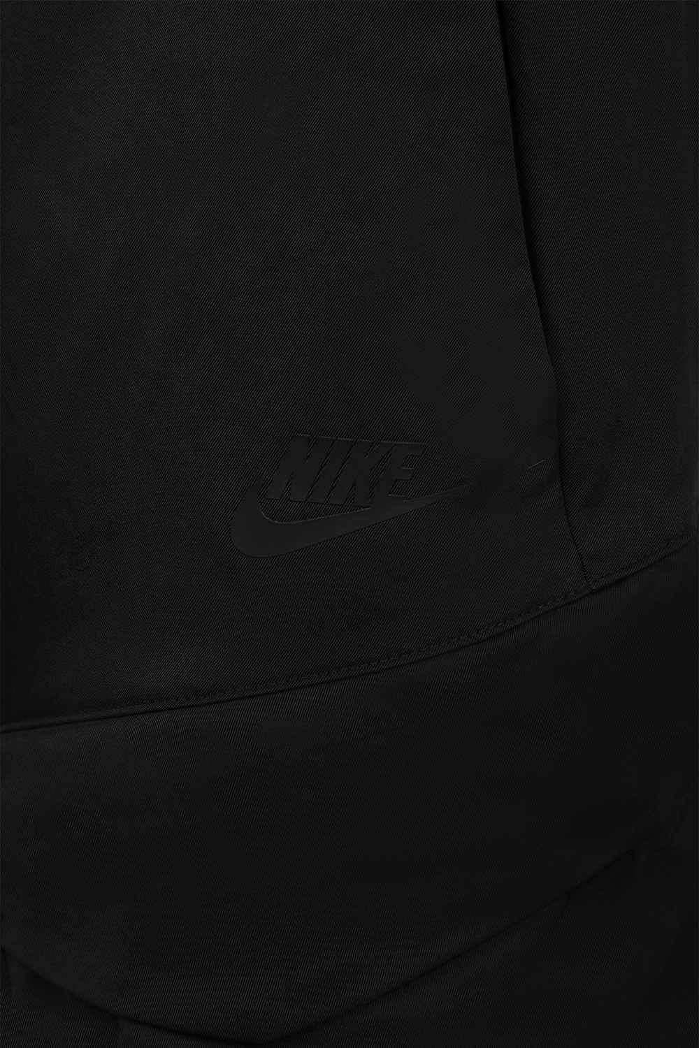 תמונה אחורית של מכנסי קרגו שחורים