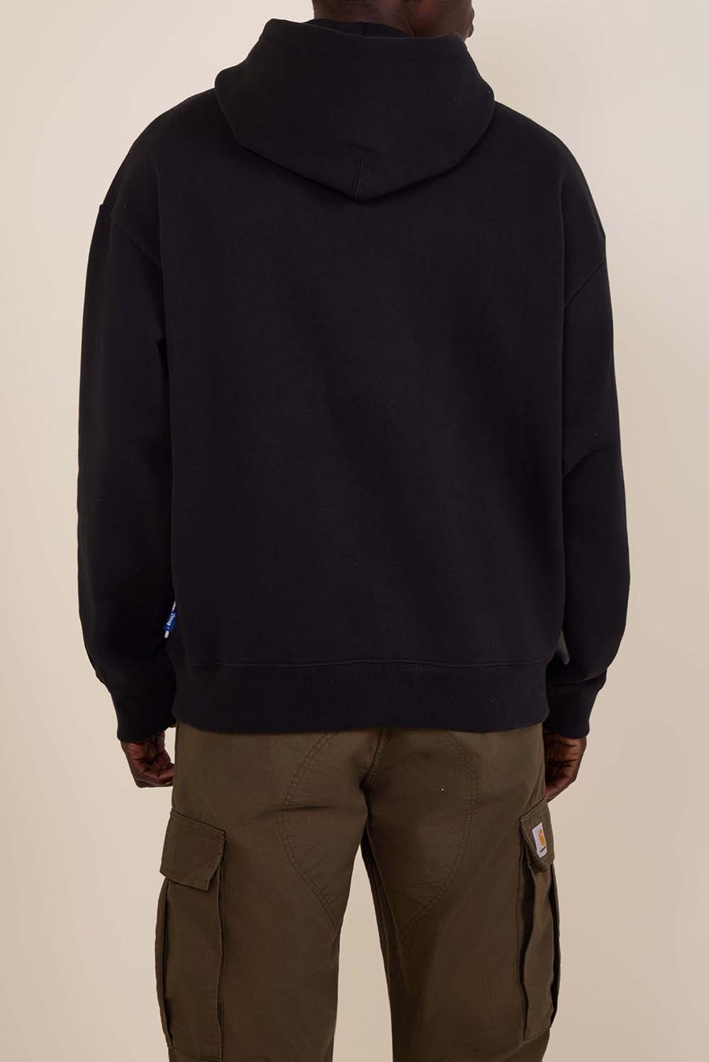 תמונת תקריב דוגמן של סווטשירט קפוצ'ון