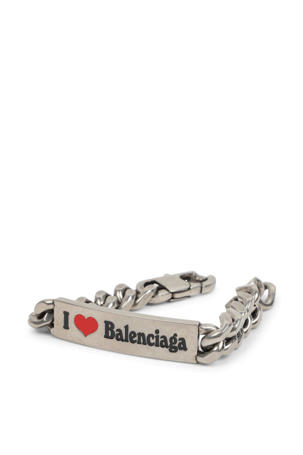 תמונת תקריב של צמיד גורמט כסוף ממותג