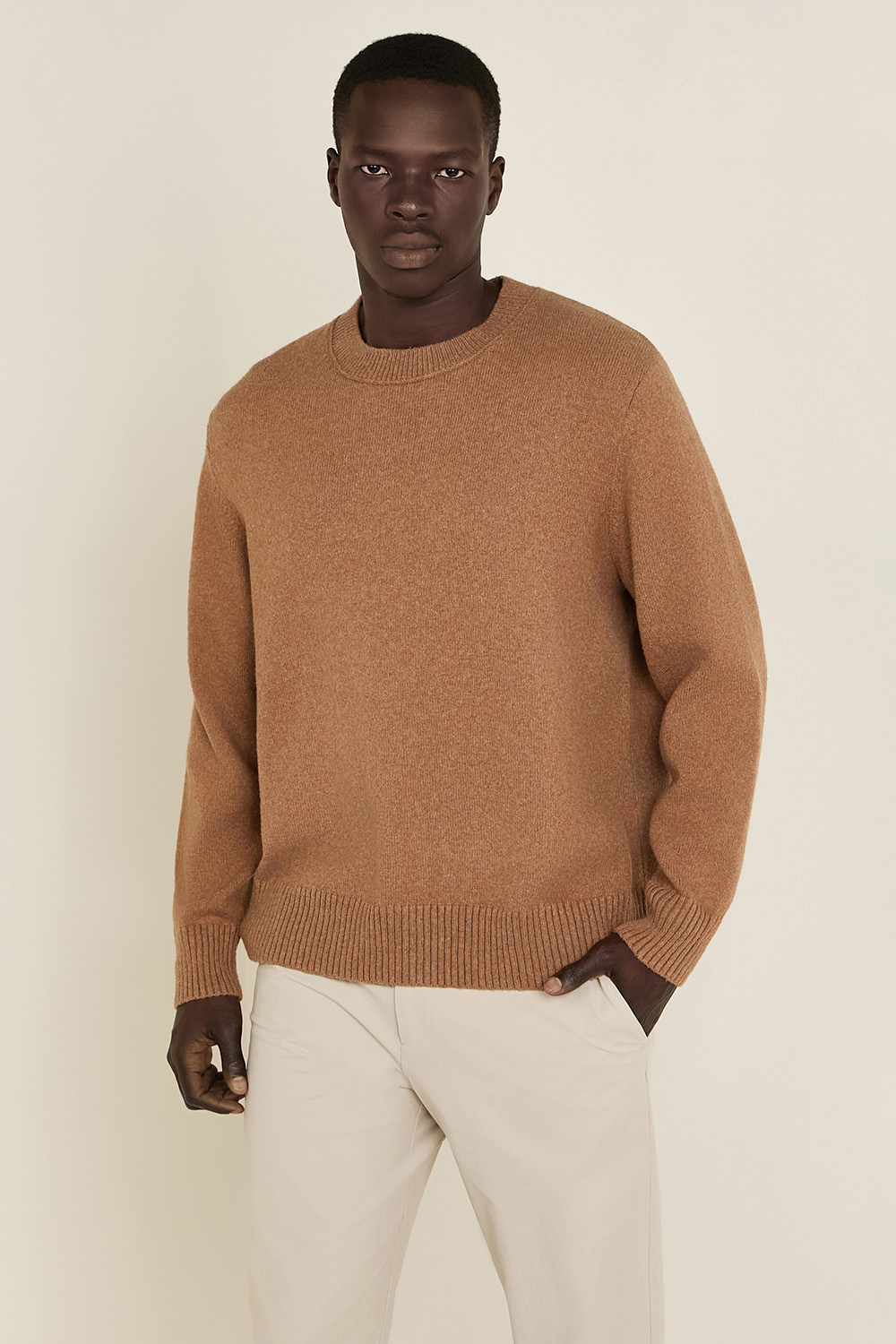 תמונת דוגמן קידמית של Relaxed-Fit Crewneck Knit Sweater