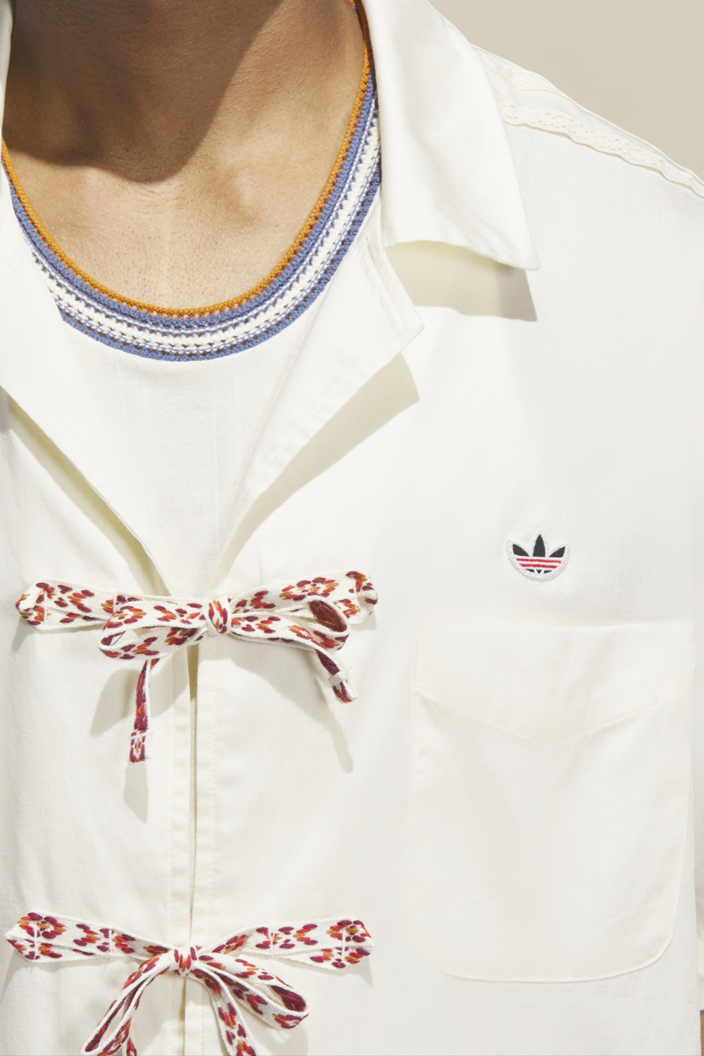 תמונת תקריב דוגמן של אדידס X קלוט חולצת באולינג