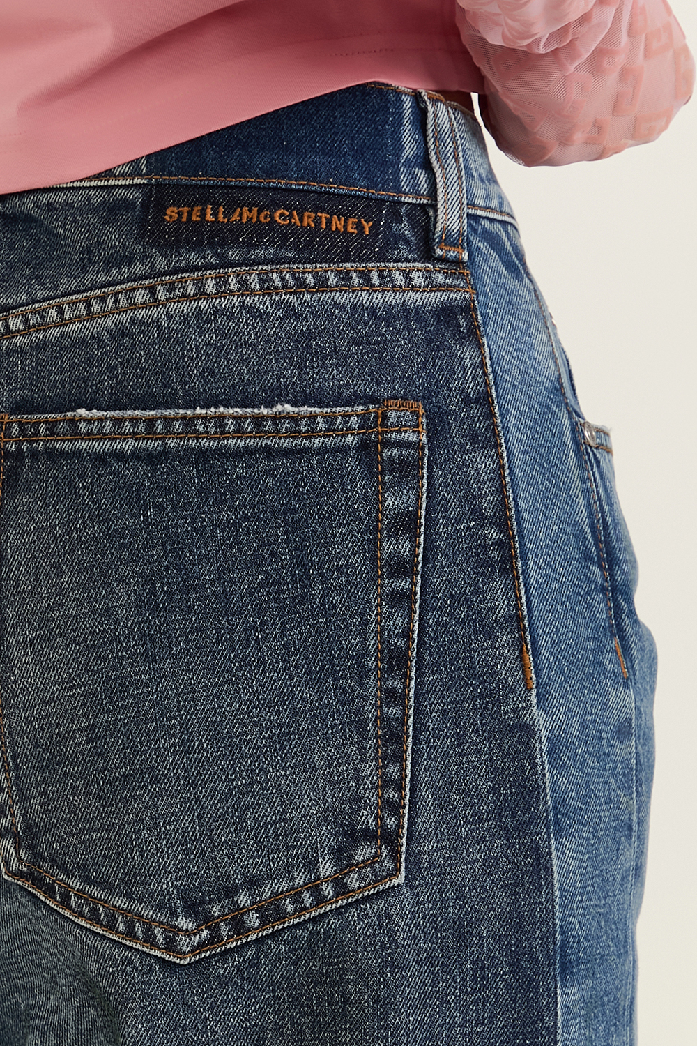 תמונת תקריב דוגמן של מכנסי ג'ינס בגזרה רחבה