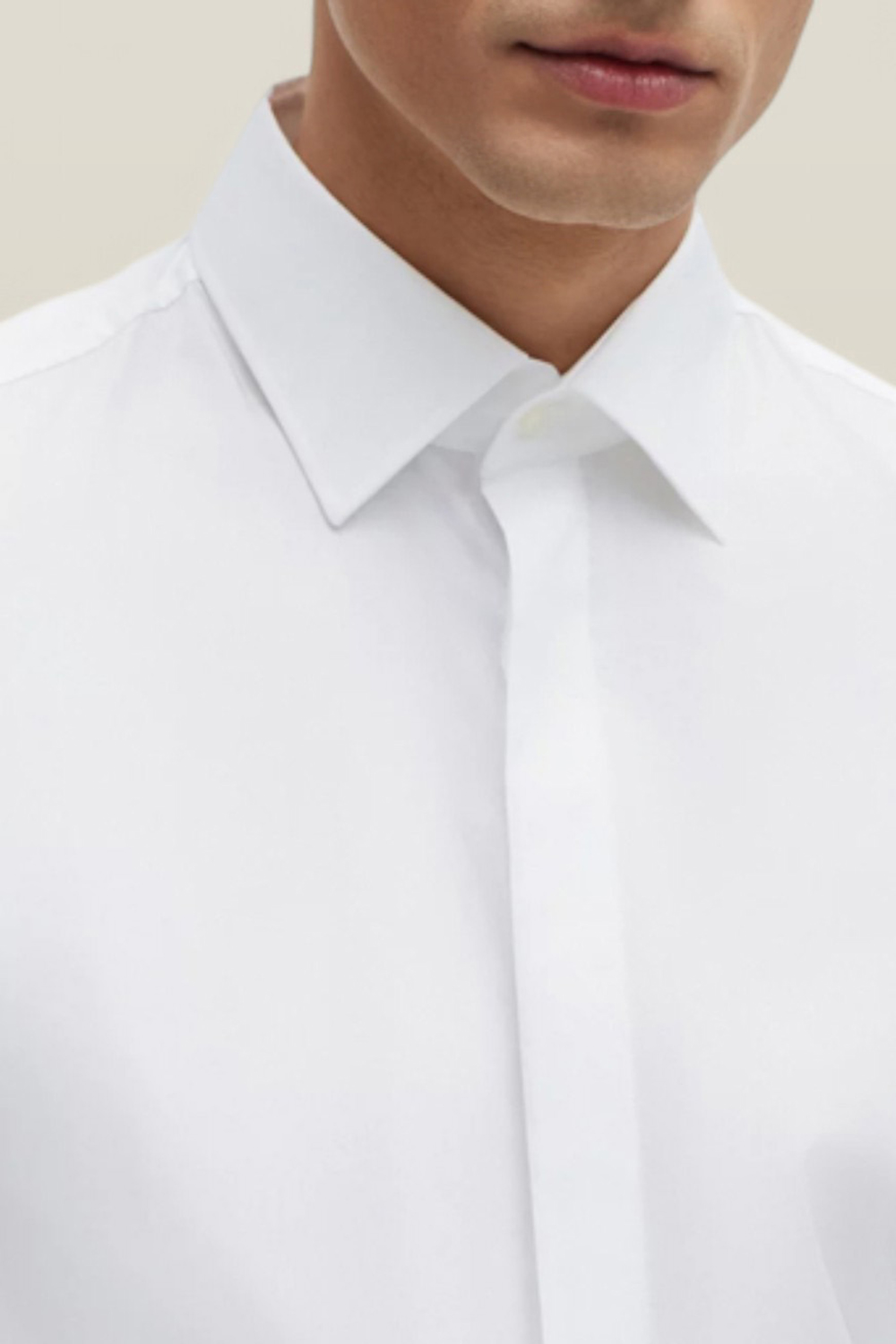 תמונת תקריב דוגמן של חולצה מכופתרת