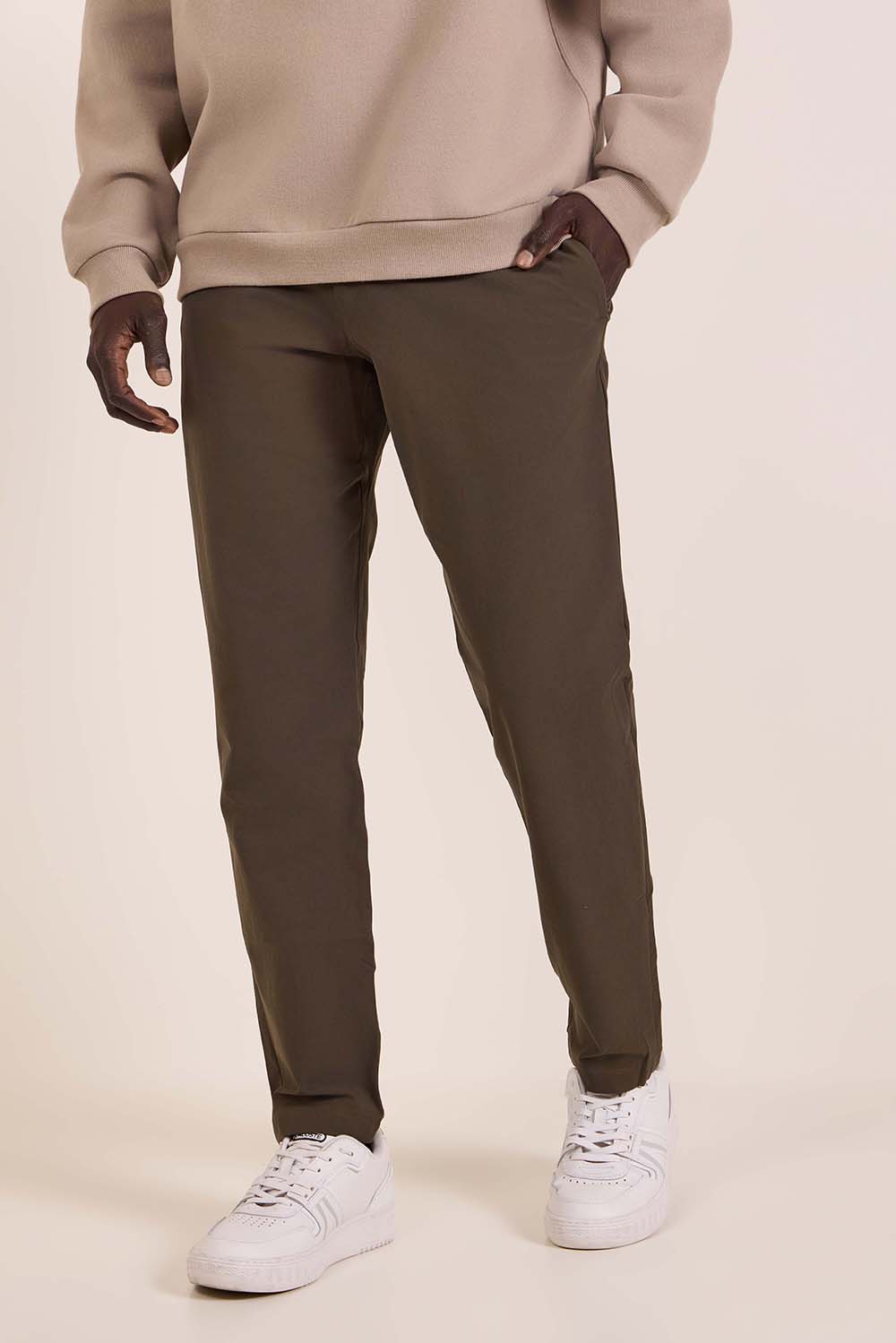 תמונת דוגמן קידמית של ABC Slim-Fit Trouser 32L VersaTwill