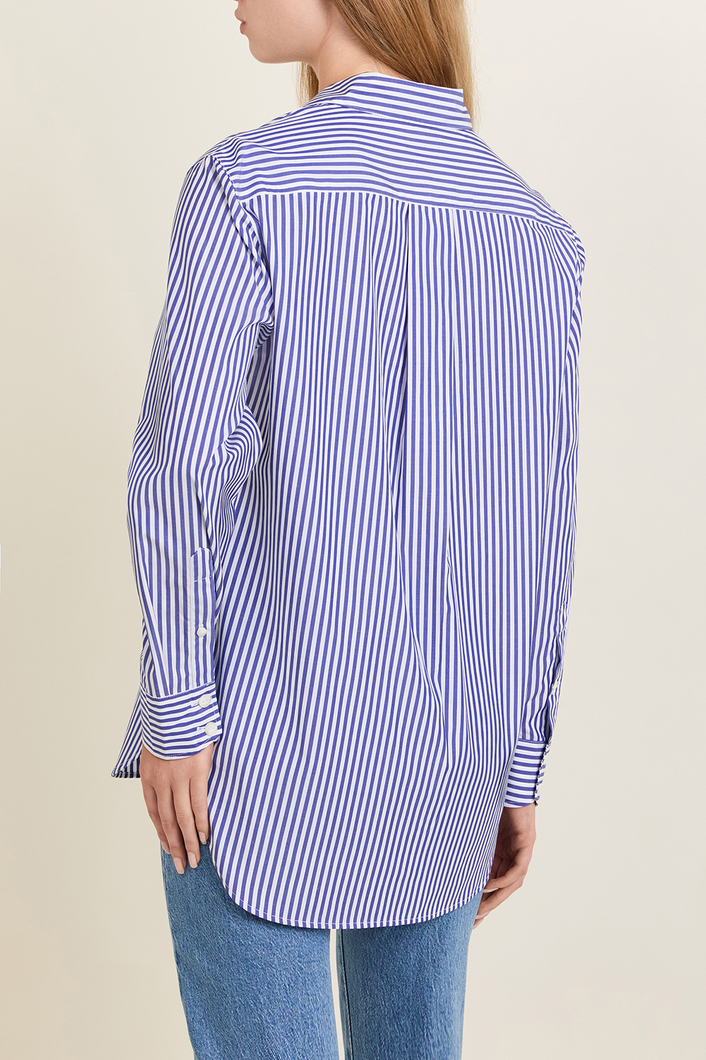 תמונת דוגמן אחורית של חולצה מכופתרת