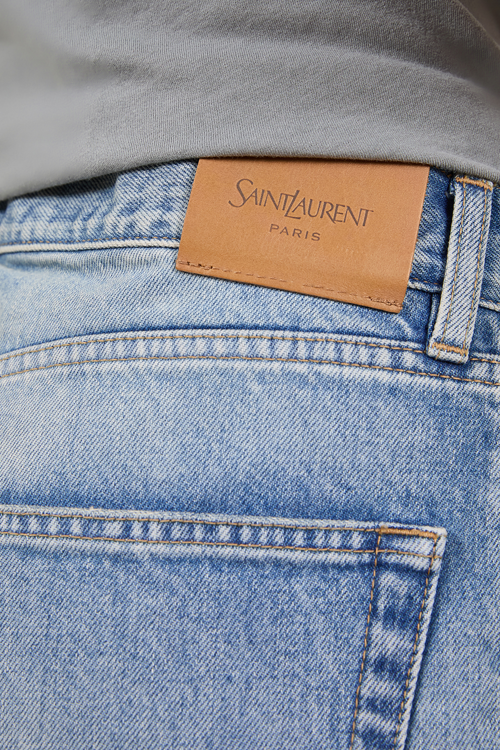 תמונת תקריב דוגמן של מכנסי ג'ינס בגזרה ישרה