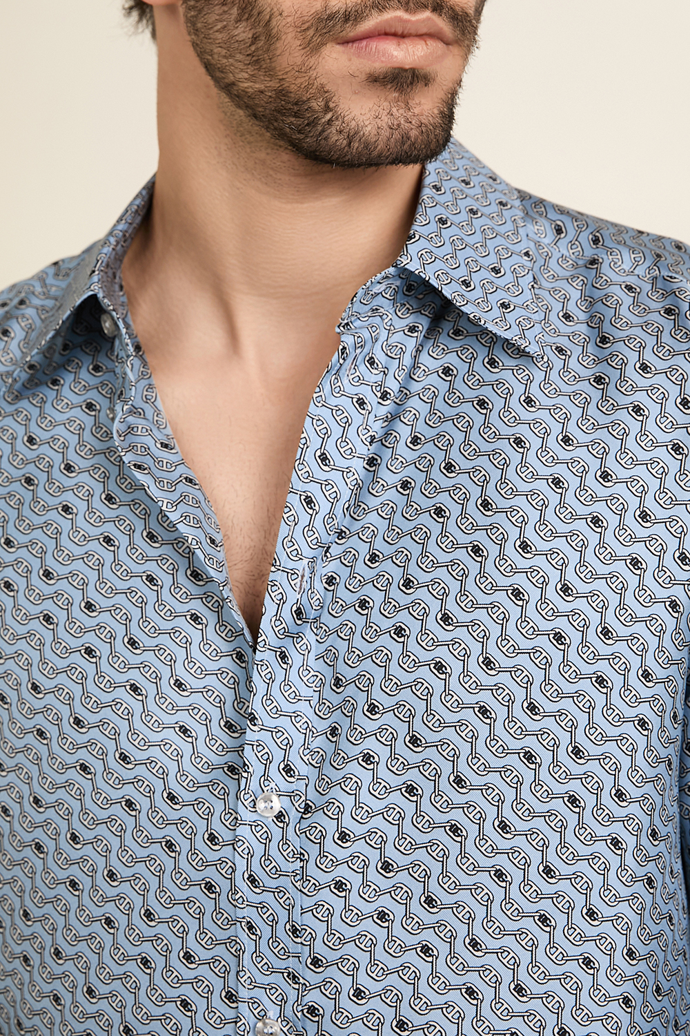 תמונת תקריב דוגמן של חולצה מכופתרת ממשי