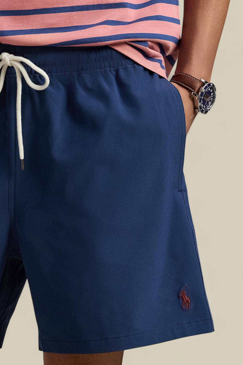 תמונת תקריב דוגמן של מכנסי בגד ים