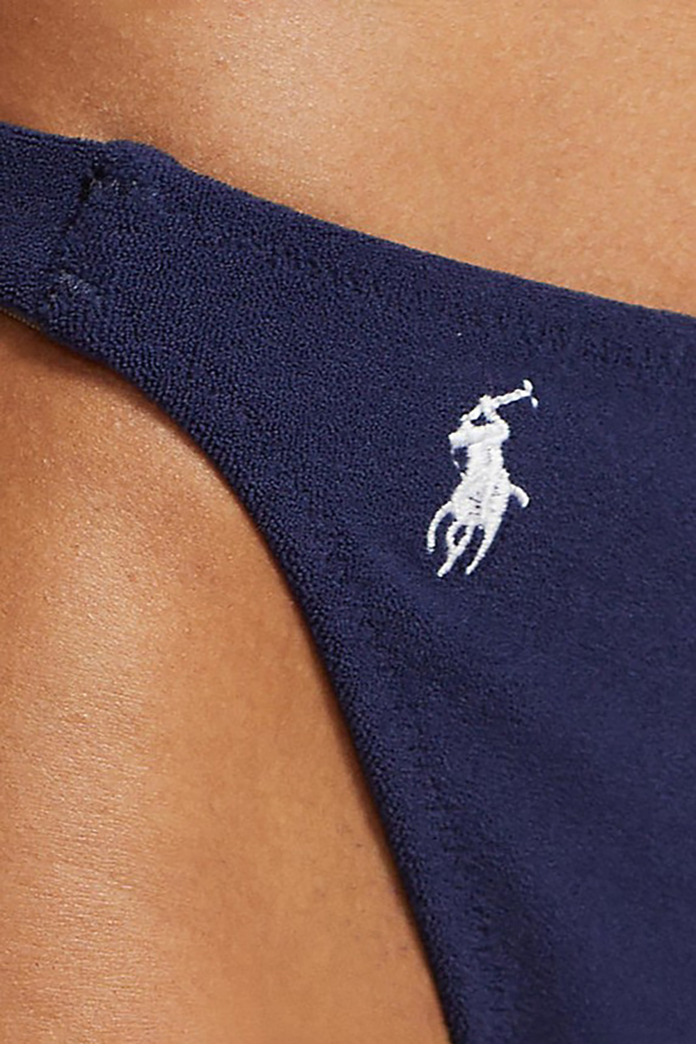 תמונת תקריב דוגמן של תחתון בגד ים