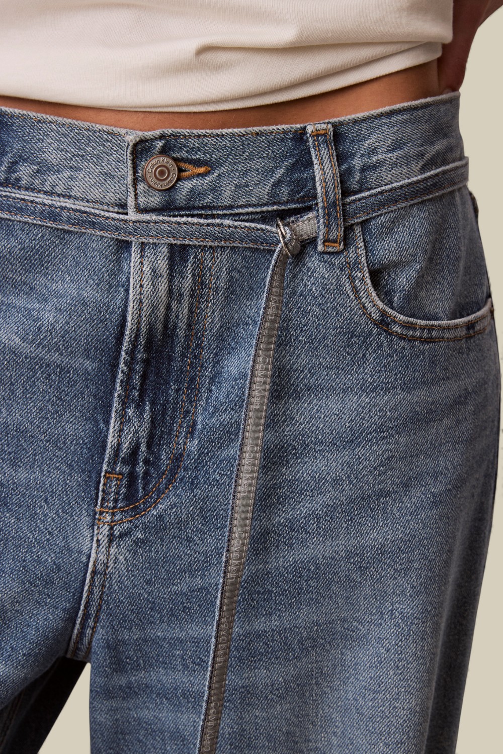 תמונת תקריב דוגמן של מכנסי ג'ינס באגי