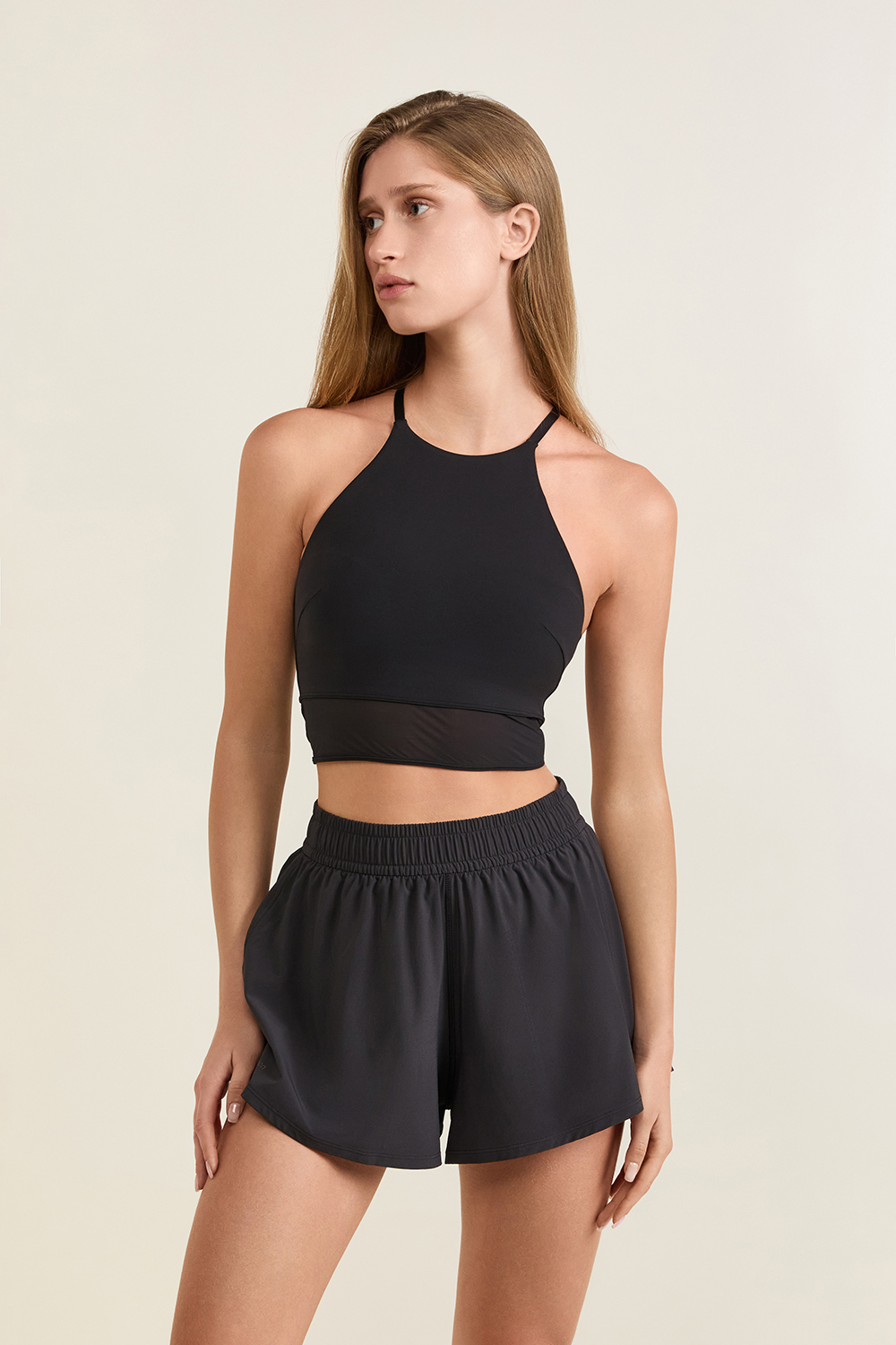 תמונת דוגמן קידמית של Align™ High-Neck Mesh Tank Top