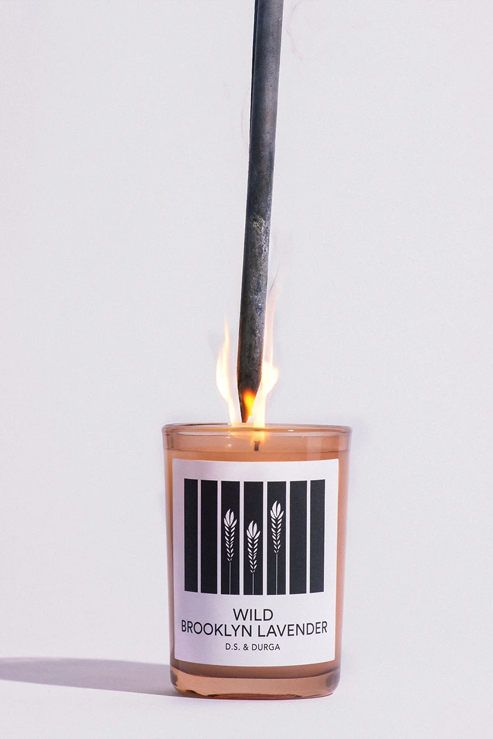 תמונת תקריב של D.S. & Durga W.B. Lavender Candle