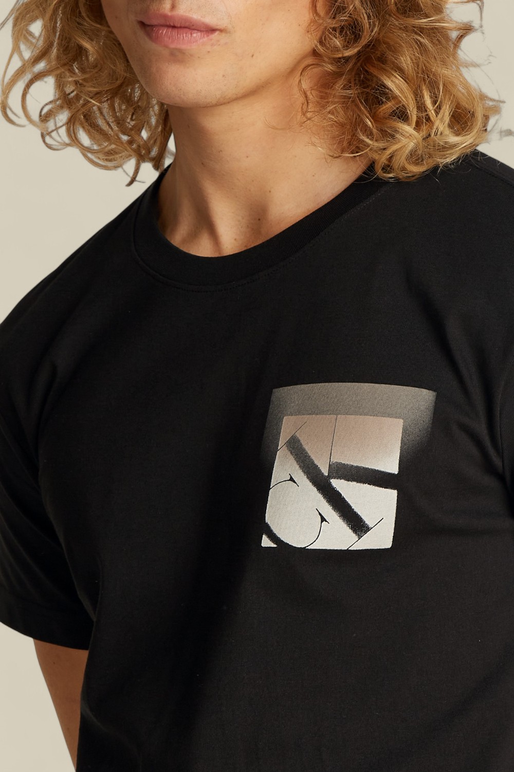 תמונת תקריב דוגמן של חולצת טי