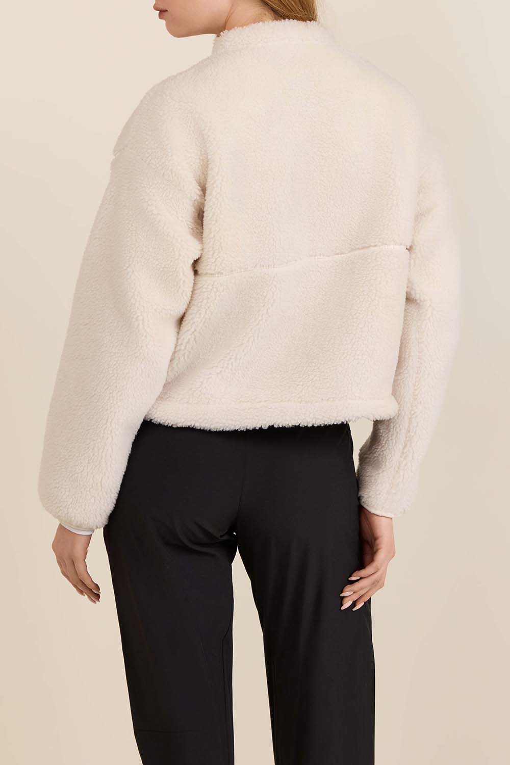 תמונת דוגמן אחורית של ז'קט פליז בגזרה משוחררת