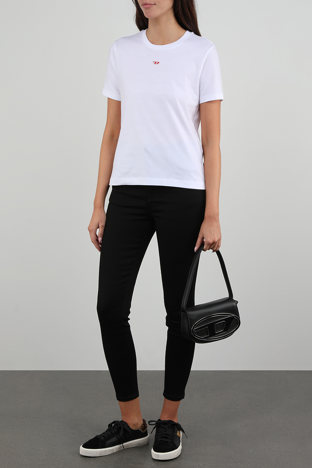 תמונת דוגמן קידמית של תיק כתף מעור שחור עם אלמנט לוגו מטאלי בחזית